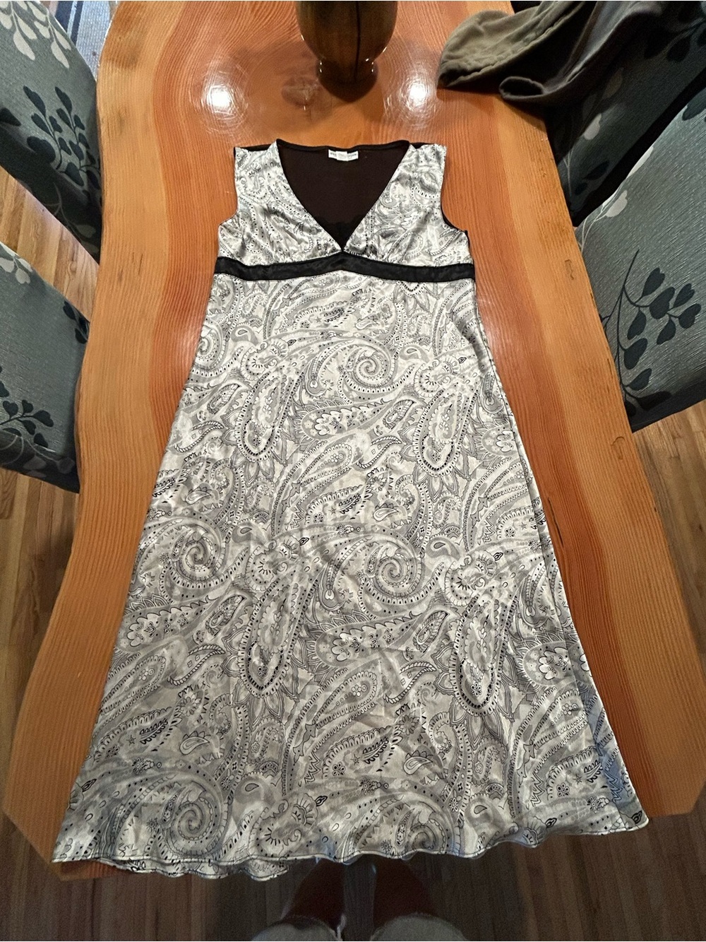 Morgan Taylor Black & White V-Neck Nightgown
